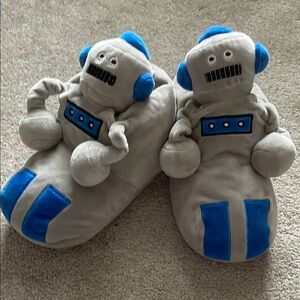 Kids Old Navy robot slippers, size large (1-2)